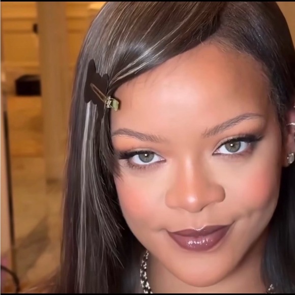 Fenty Beauty Lip Luminizer - Major Flex Shimmering Multicolor Smoky Black Gloss - Picture 5 of 7